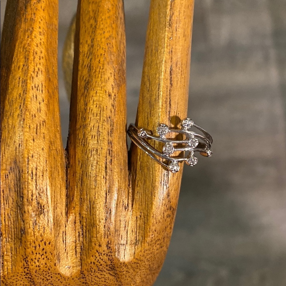 Stunning Silver Women's Ring with Crystal Accents - Picture 8 of 9